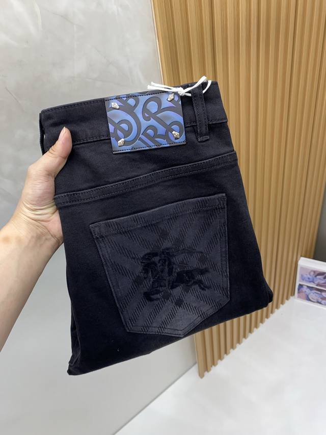 Burberry 2025 Autumn/Winter New Casual Jeans. Clean and crisp cut, full of urba