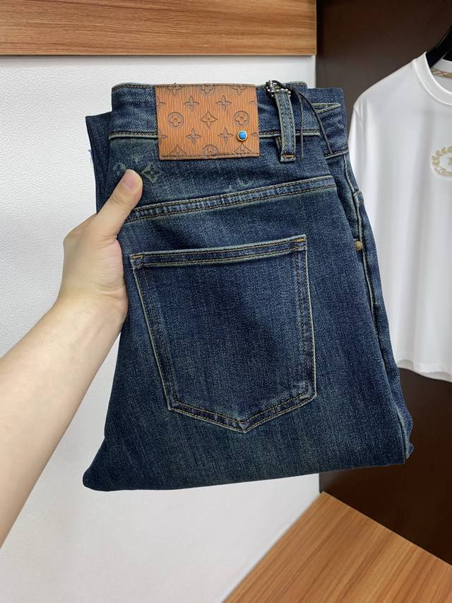 LV Louis Vuitton Fall/Winter 2025 New Casual Jeans. Clean and crisp cut, full of