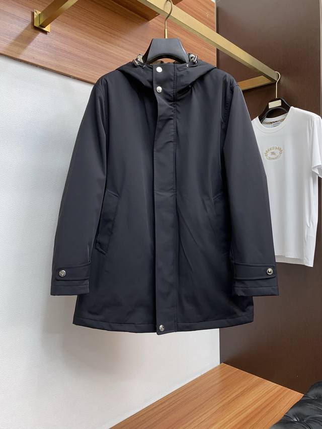 This Burberry mid-length jacket features a simple yet sophisticated design that