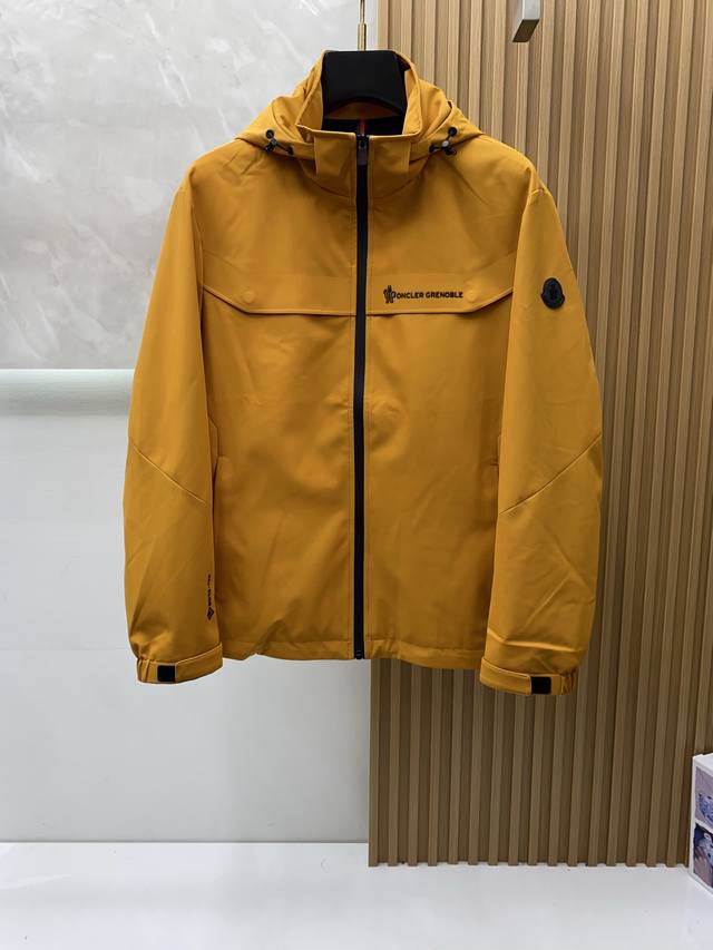 Moncler cotton-padded jacket, the simple and neat hood design is enough to attr