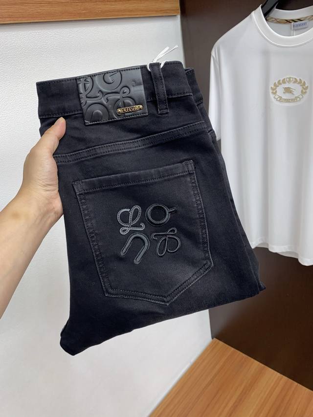 Loewe 2025 Autumn/Winter New Casual Jeans: Clean and crisp cut, full of urban s