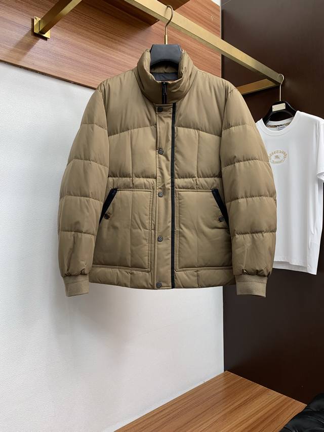 Zegna's simple and clean design is enough to attract your attention. It not only