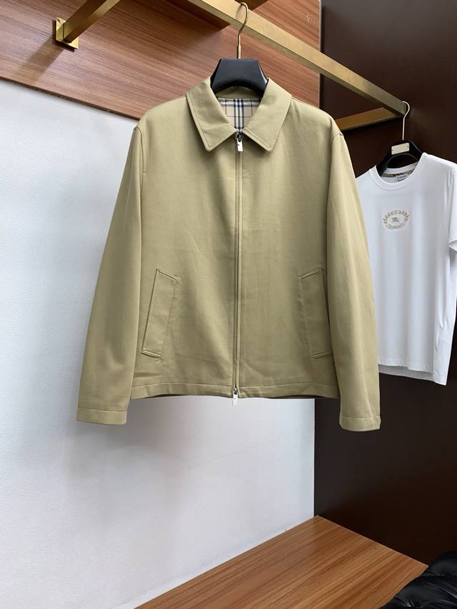 This Burberry business lapel executive jacket features a simple yet sophisticat