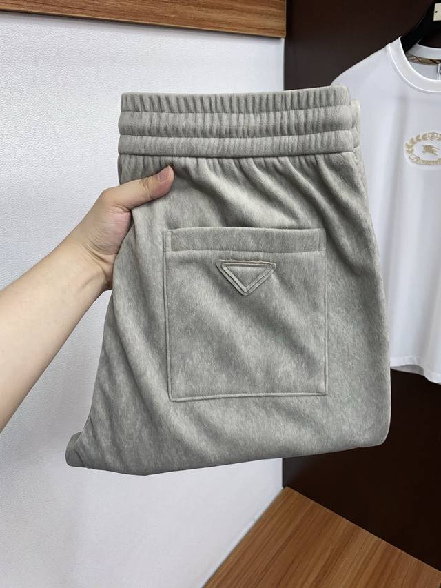 Prada's new high-end casual trousers! Made with a custom-made wool blend fabric