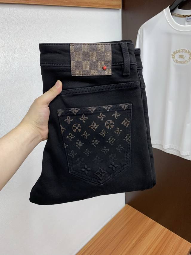 LV Louis Vuitton 2025 Autumn/Winter New Thickened Fleece Jeans. Clean and crisp
