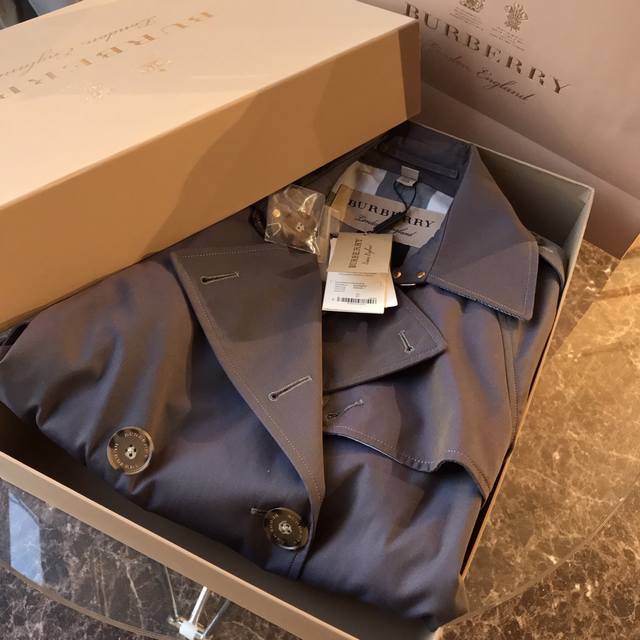 Bur Zhou Dongyu's Gradient Trench Coat The fabric is a two-tone woven cotton wat