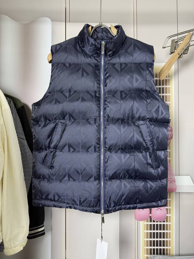 This Dior quilted down jacket uses a custom-made fabric. Laser jacquard weave a