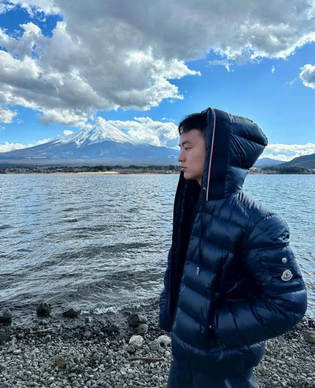 Mon Pavin Hooded Striped Short Down Parka Description: This short down parka is