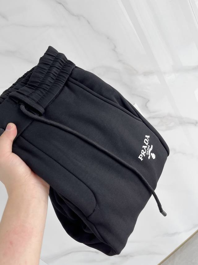 A28-25 Autumn/Winter# Prada Mink Fleece-Lined Pants A must-have fleece-lined ite