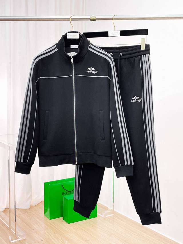 Balenciaga's hottest set is here! Focusing on official website originals, this 2
