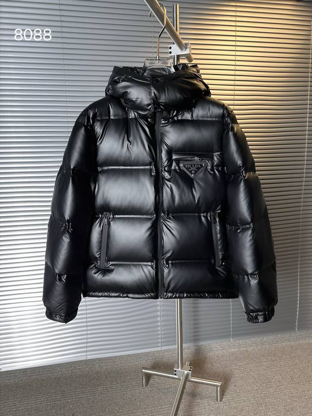 Prada's top-of-the-line new casual versatile detachable hooded down jacket, sou