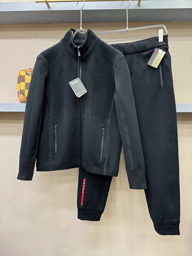 Prada 2025 Fall New Casual Suit Set. Exquisite and sophisticated details, exudi