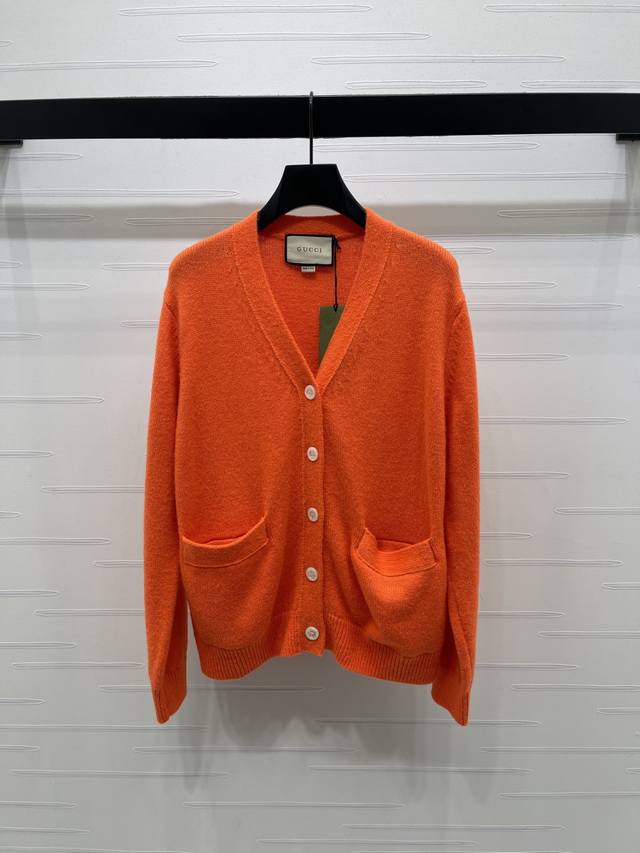 New Arrival: High-Quality Original GUCCC 2025 Autumn/Winter Collection! V-Neck