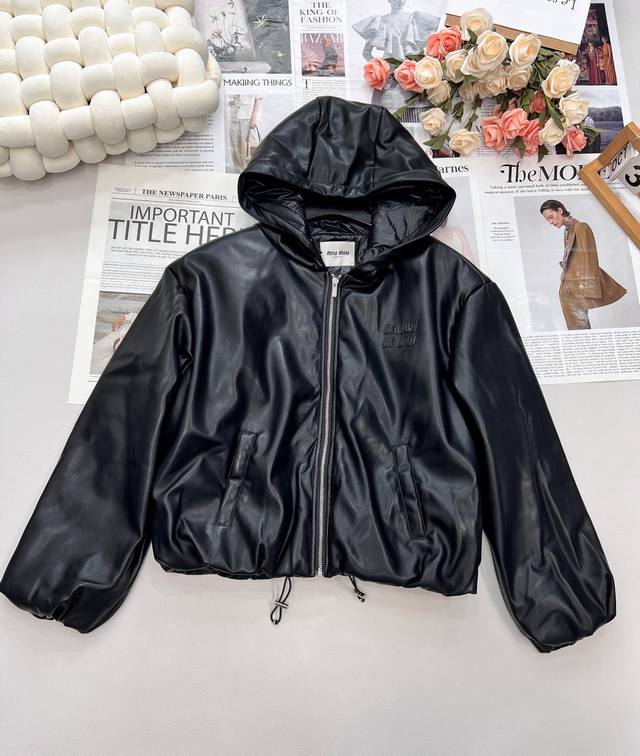 Miumiu25Ss Autumn/Winter New Hooded Down Jacket/Leather Coat is crafted from hig