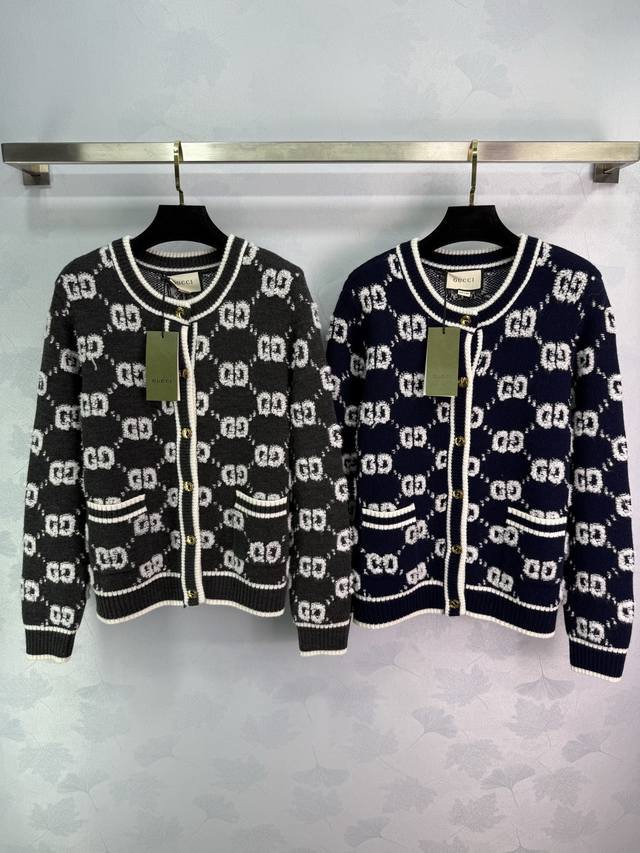 Gu* 2025 Autumn/Winter New Double G Knit Cardigan. The all-over jacquard letteri