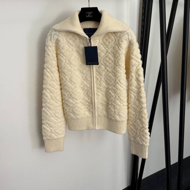 Style No. 20257237 Lv* New Monogram Logo Jacquard Plush Large Lapel Long-Sleeve