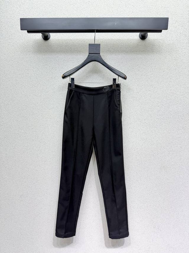 L brand suit trousers, exquisitely soft and supple texture, a classic and youthf