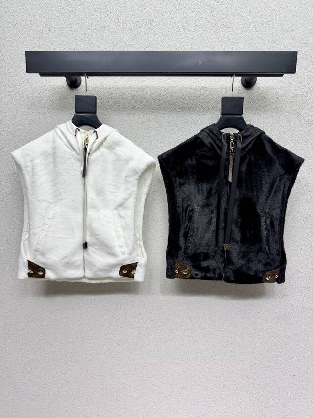 L's plush hooded vest is a must-have for fashionistas! Its versatile styling mak