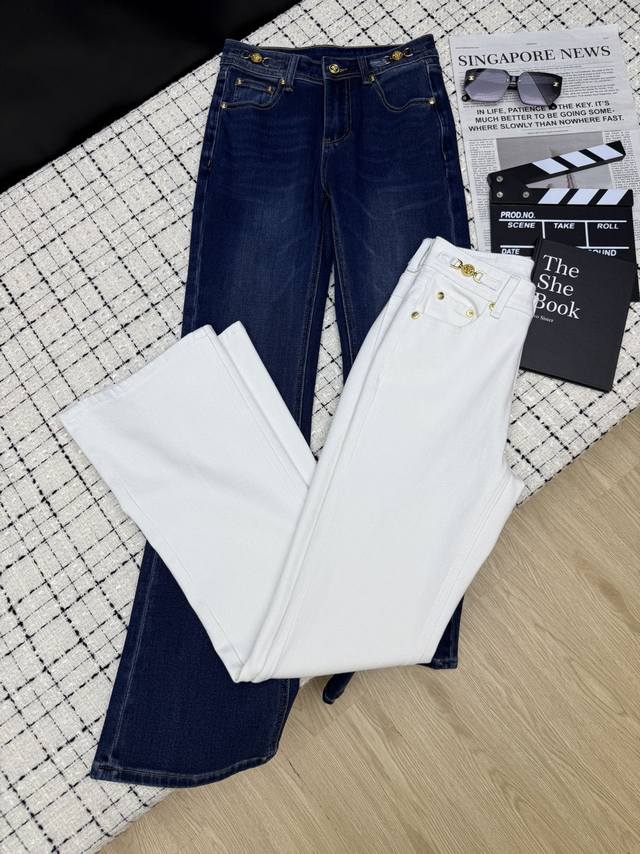 25 New Arrival: High-waisted, long-legged flared jeans with metal chain embellis