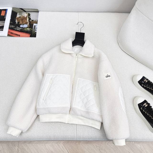 Highly recommend Mc25Ss's latest Fall/Winter style fleece-lined jacket, worn by