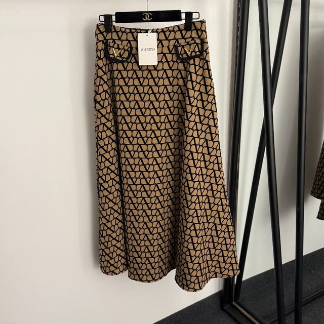 Style No. 20257144 Valentin *New Monogram Flocked V-Letter High-Waisted Slimmin