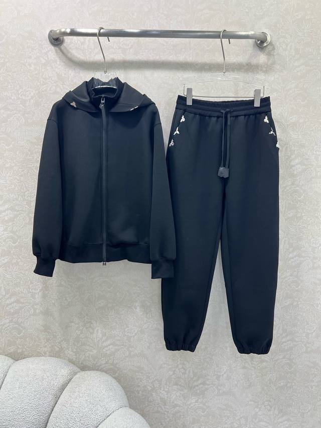 Louis Vuitton*N 2025 New Suit: A combination of a hooded jacket and jogger pants