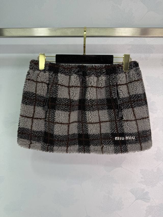 Miu*2025 Autumn/Winter New Style Checkered Teddy Fleece Skirt. The entire skirt