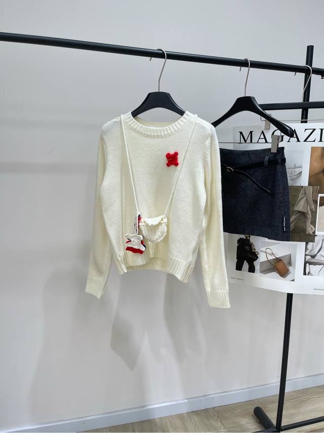 Ce Off-white Crew Neck Sweater with Brooch Decoration ., Fabric: Wool Blend Colo