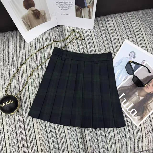Highly recommend the 2025 early autumn/winter Miu* new plaid pleated mini skirt
