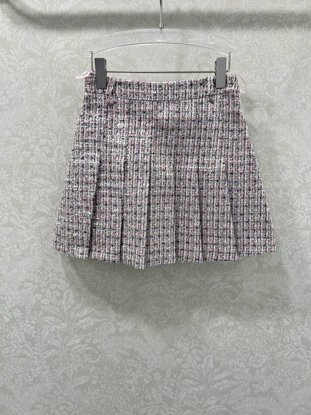 Self-portrait 25 New Tweed Chanel-Style Pleated Mini Skirt. The fabric has a nat