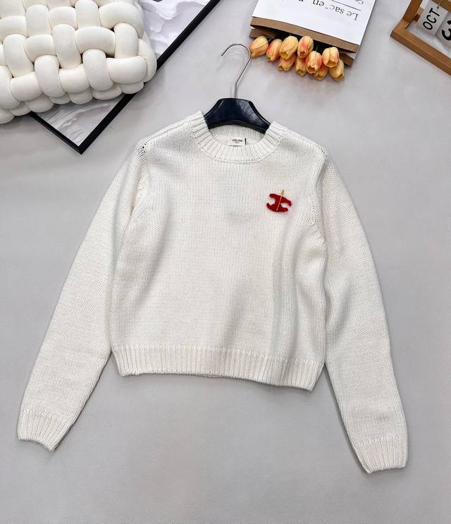 Celine's new Arc de Triomphe 2025 Fall/Winter slimming and versatile sweater. Th