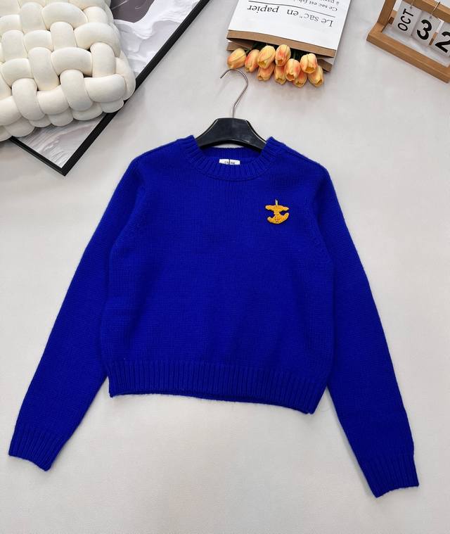 Celine's new Arc de Triomphe 2025 Fall/Winter slimming and versatile sweater. Th