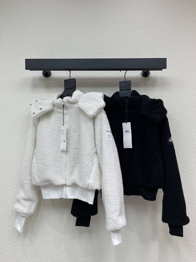 Alo* Autumn/Winter New Arrival: Short Hooded Lambswool Jacket! A must-have for w