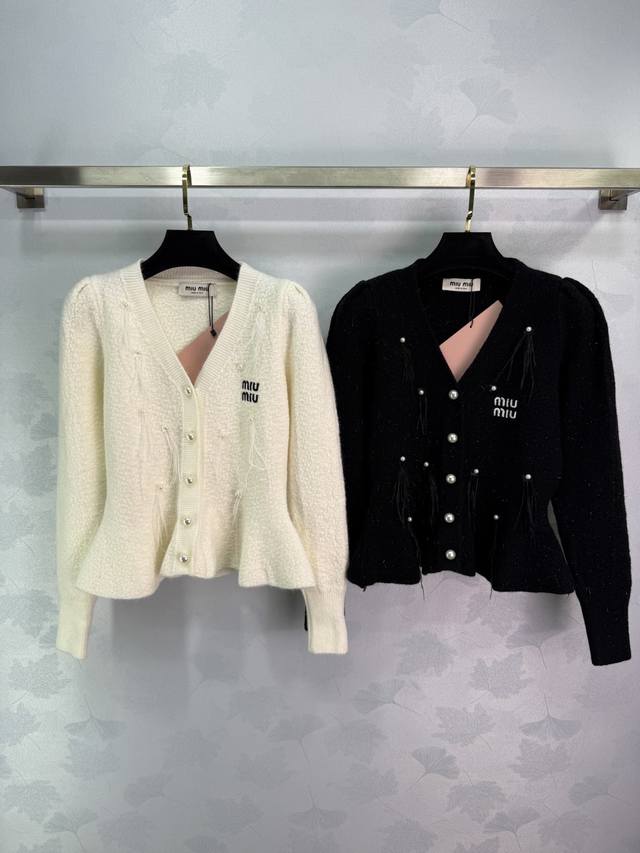 Miu*25 Autumn/Winter New Pearl Button Tassel Knit Cardigan. V-neck design exudes