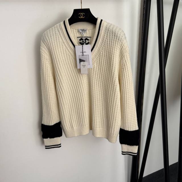 Style No. 20257055 Chanel* New Chanel-style color-blocked long-sleeved V-neck p