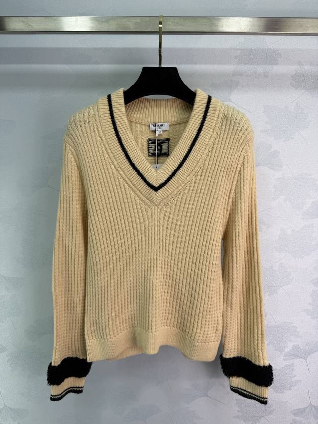 Ch*25 Autumn/Winter New V-Neck Knit Sweater: Off-white body with black stripes,