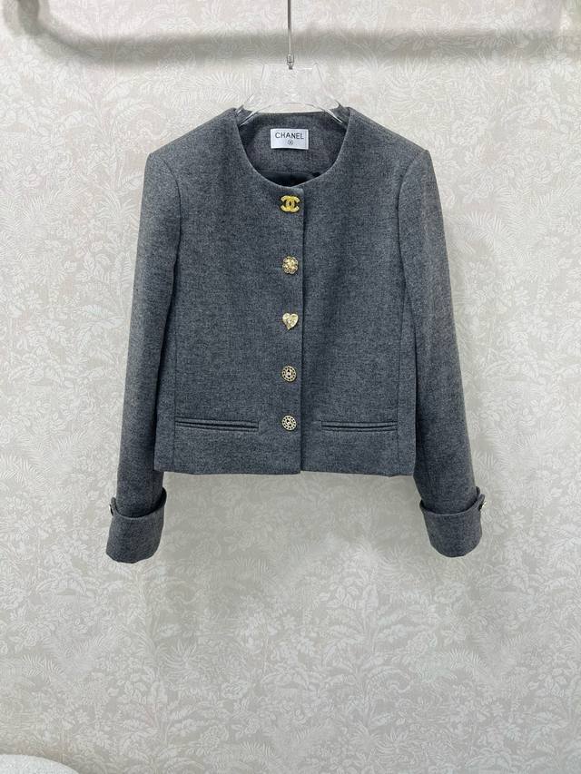 Chan*L 2025 New Style Short Woolen Coat. Made of premium grey wool, the wool fab