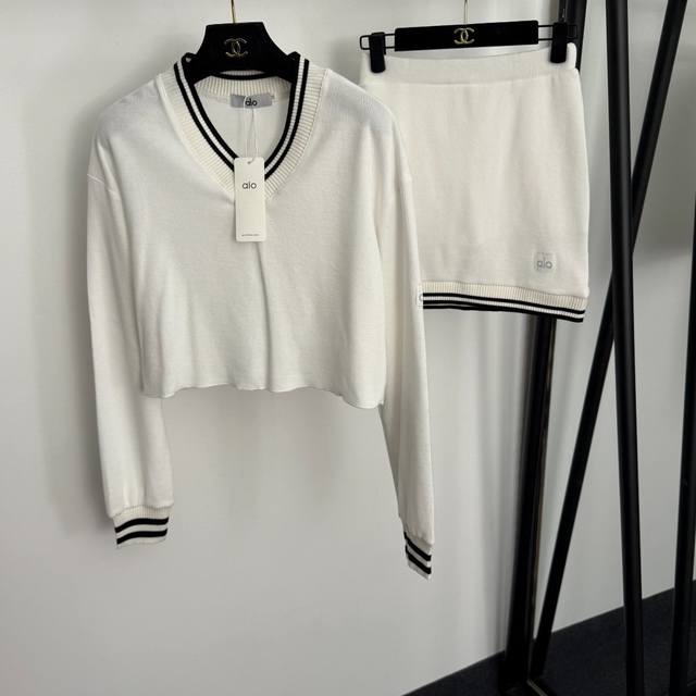 No. 20257029 Alo* New Set: Color-blocked V-neck long-sleeved knit top + knit mi