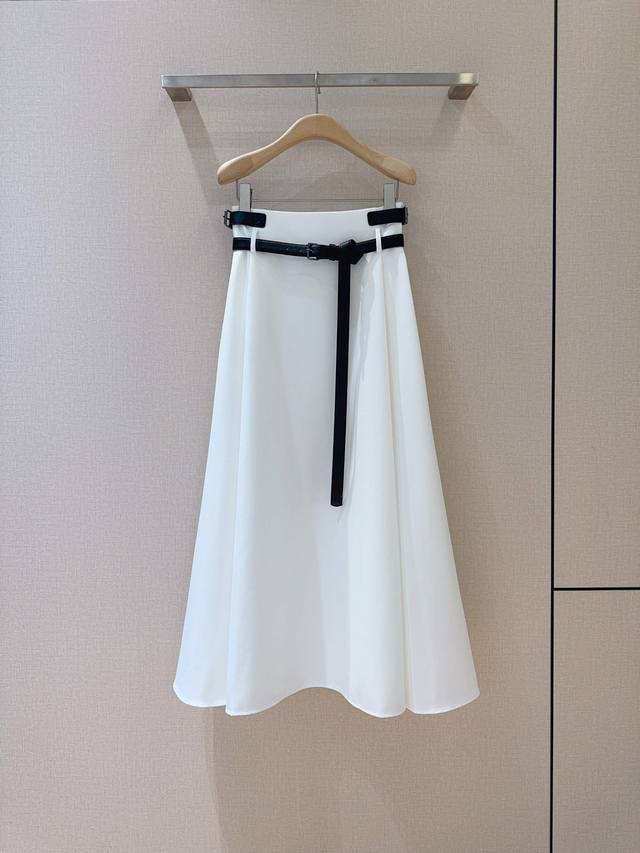 New D-brand midi skirt. High-waisted A-line silhouette with an invisible zipper