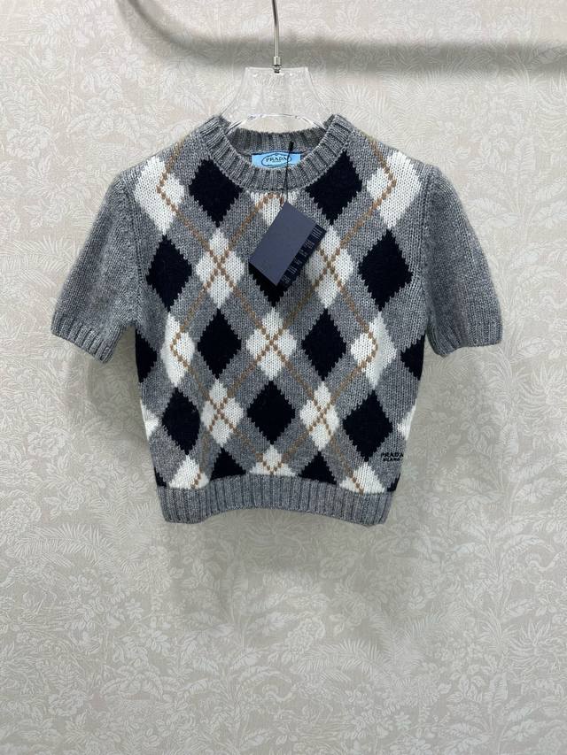 prad*25 New Baroque Diamond Pattern Cashmere Short-Sleeve Pullover Top, Round Ne