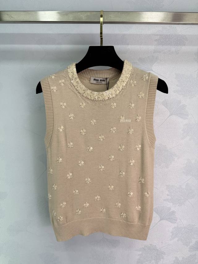 Miu*25 Autumn/Winter New Beaded Floral Knit Vest. The main body is adorned with