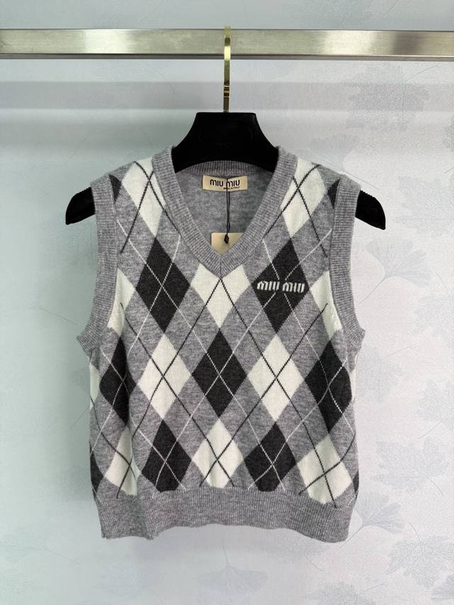 Miu*25 New Vest, Round Neck Design, Gray Diamond Pattern, Embroidered Logo on Ch