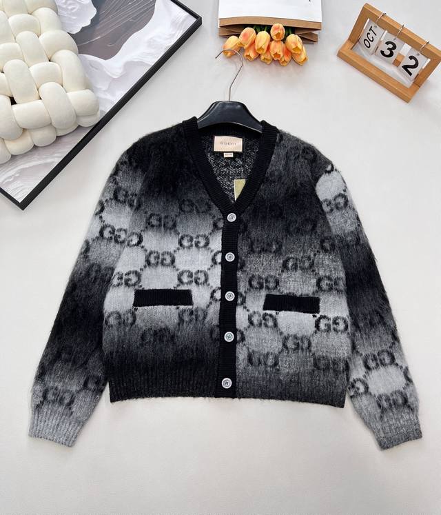 Gucci 2025 Winter New Knitted V-neck Cardigan, Long Sleeve, Classic Double G Jac