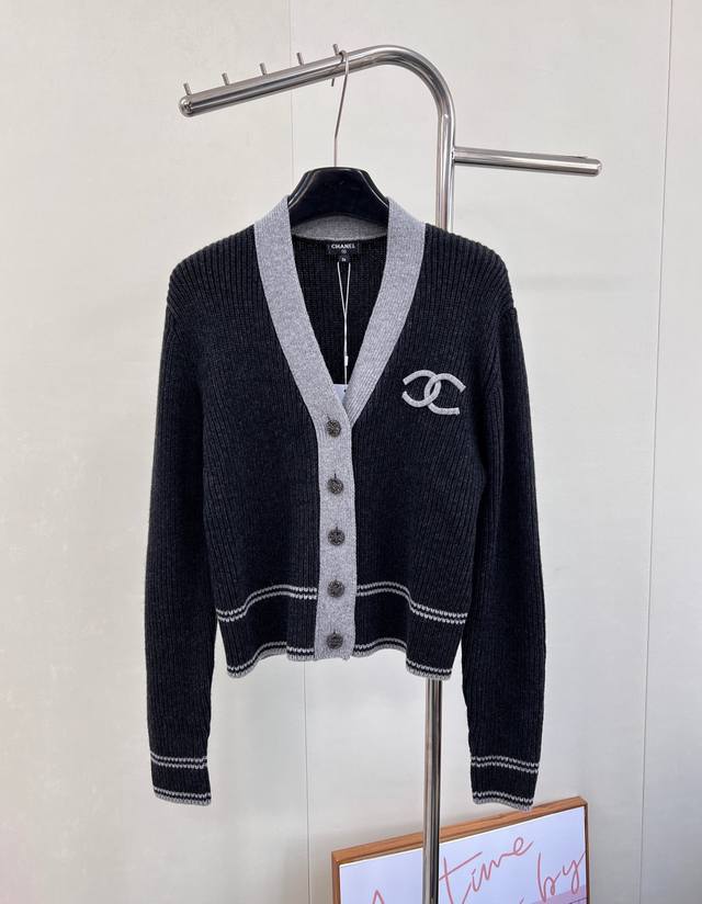 Chanel 2025 New Color-Blocked V-Neck Knit Cardigan, made with custom Yb cashmere