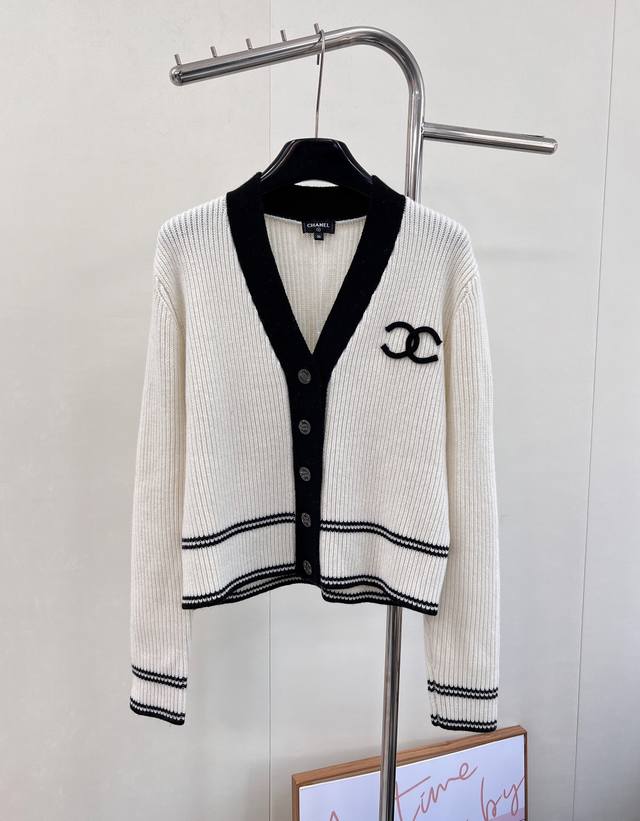 Chanel 2025 New Color-Blocked V-Neck Knit Cardigan, made with custom Yb cashmere
