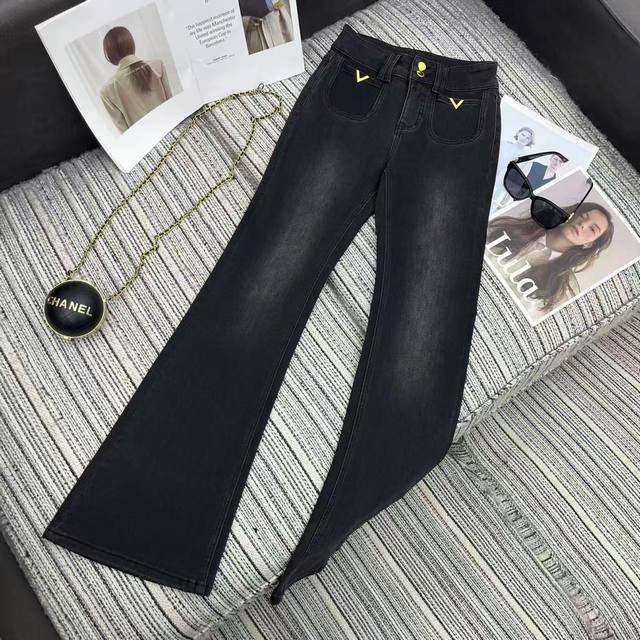 Highly recommend the 2025 Fall/Winter Val* new style elegant metallic V-pocket