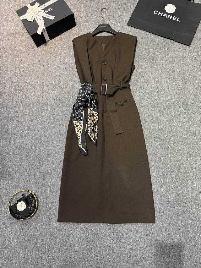 Minimalist Elegant Dress! A sophisticated and stylish sleeveless dress with a s