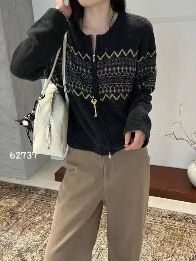 Full wool crew neck cardigan, two colors, one size fits all DDD