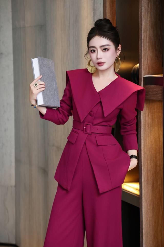 High-end original designer elegant and sophisticated slim-fit belted set, domin