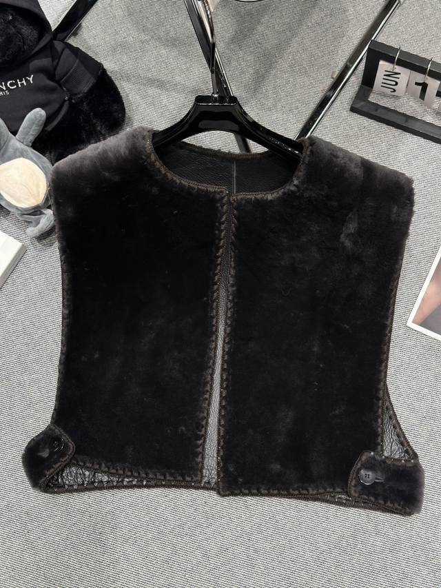 Loew* 2025 Autumn/Winter Merino Shearling Vest, featuring delicate and three-dim